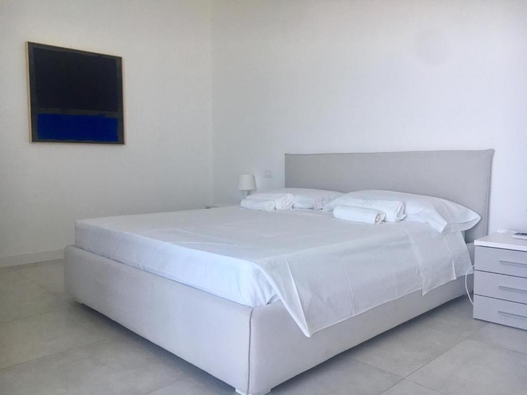 Luxury Villa Blue&Blanc Piscina A Sfioro Isola Diamante Exteriör bild