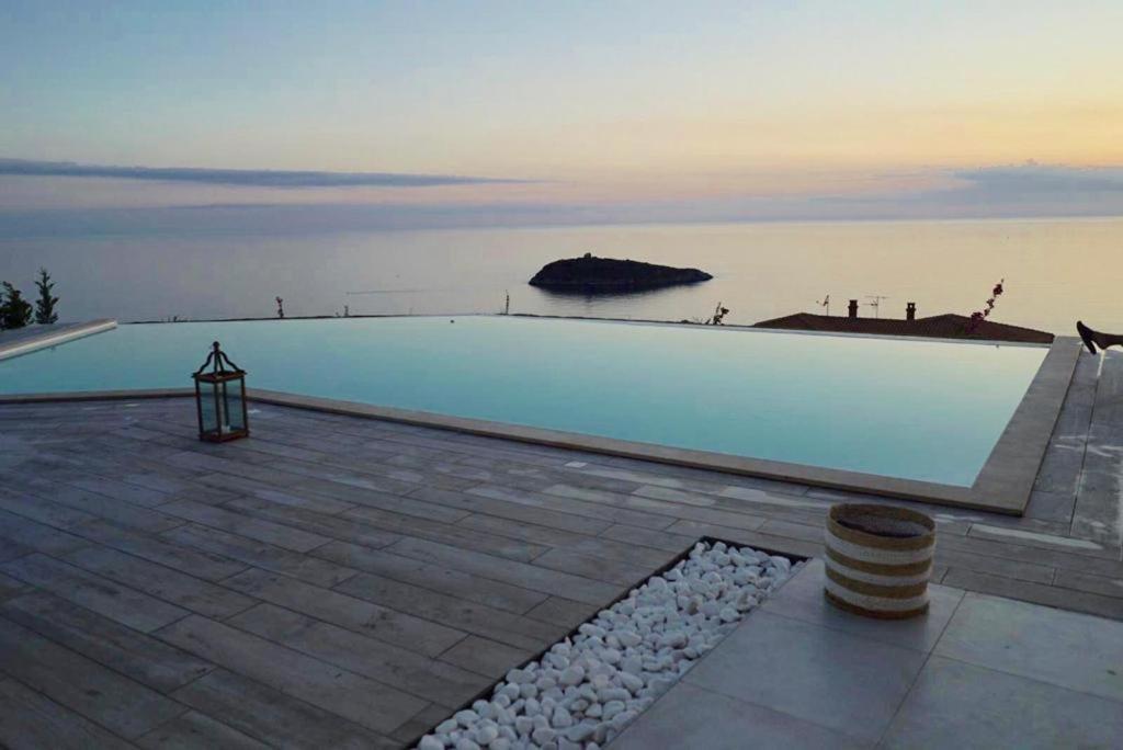 Luxury Villa Blue&Blanc Piscina A Sfioro Isola Diamante Exteriör bild